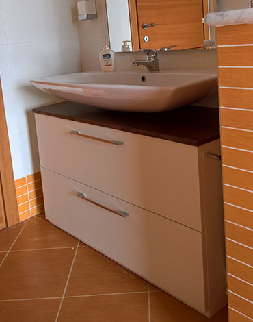 base con cestelli e lavabo in appoggio