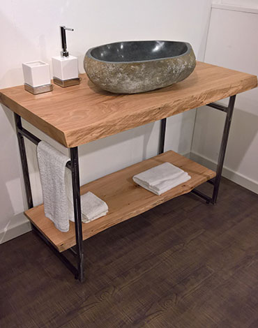 lavabo in ferro con ripiani in rovere naturale e lavello in pietra