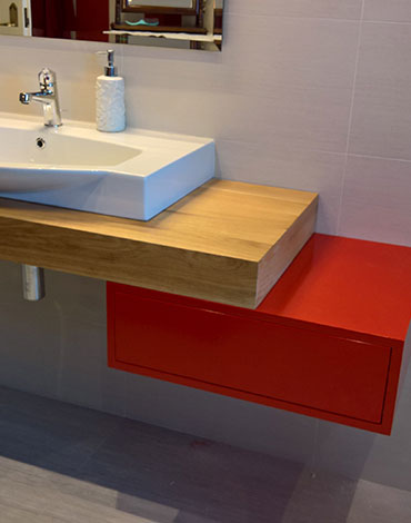 piano in rovere naturale e cestello laccato rosso
