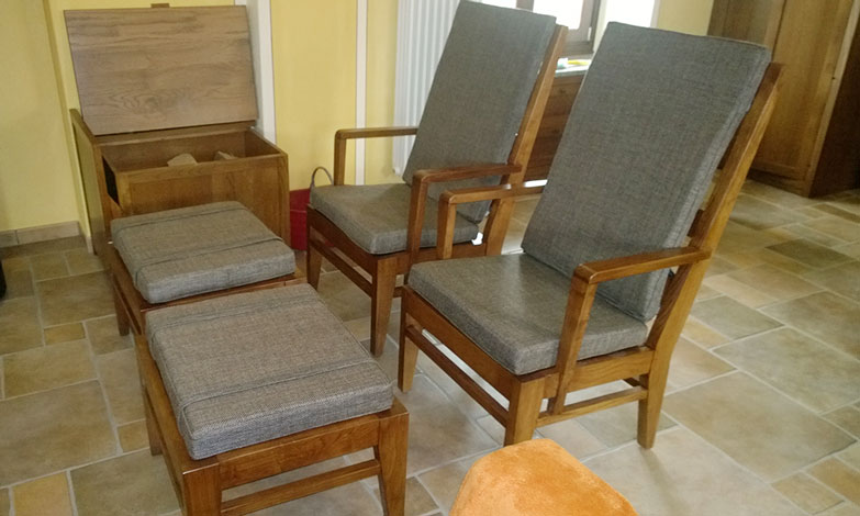 Poltrone artigianali in rovere, imbottite