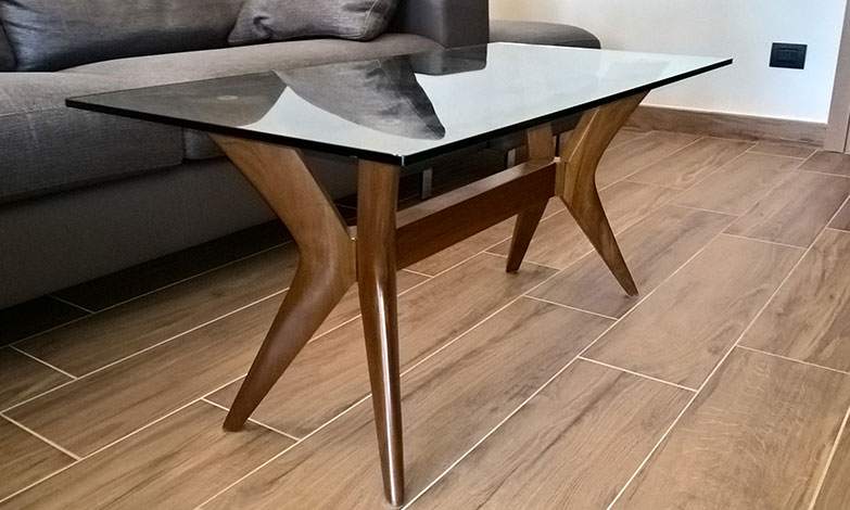 Tavolino con base in noce e piano in vetro
