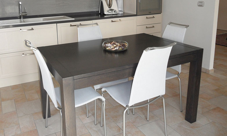 Tavolo allungabile in rovere e sedie calligaris
